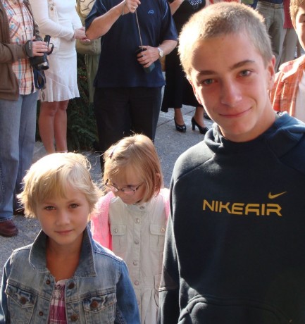 Deváťáci vedou prvňáky.JPG